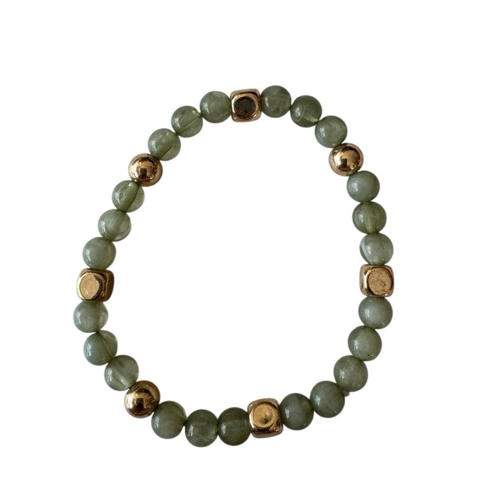 Elegant Green‎ Beaded Bracelet with Gold Accents
